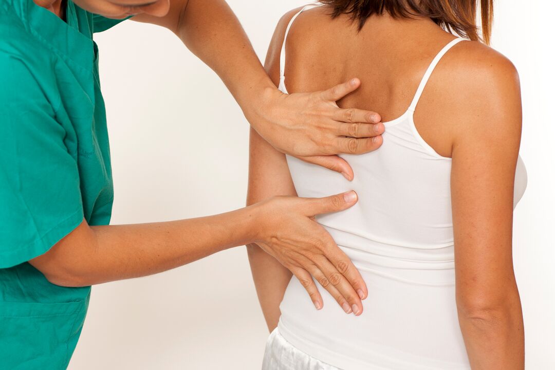 médico examina as costas com osteocondrose torácica