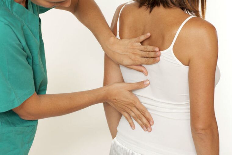 o médico examina as costas com dor sob a omoplata esquerda