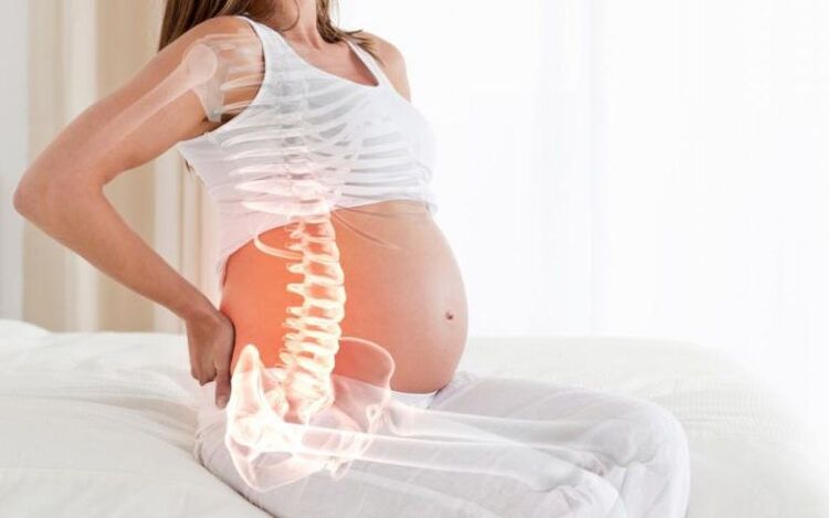 Mulheres grávidas sentem dores na coluna entre as omoplatas devido ao aumento do estresse nos músculos das costas