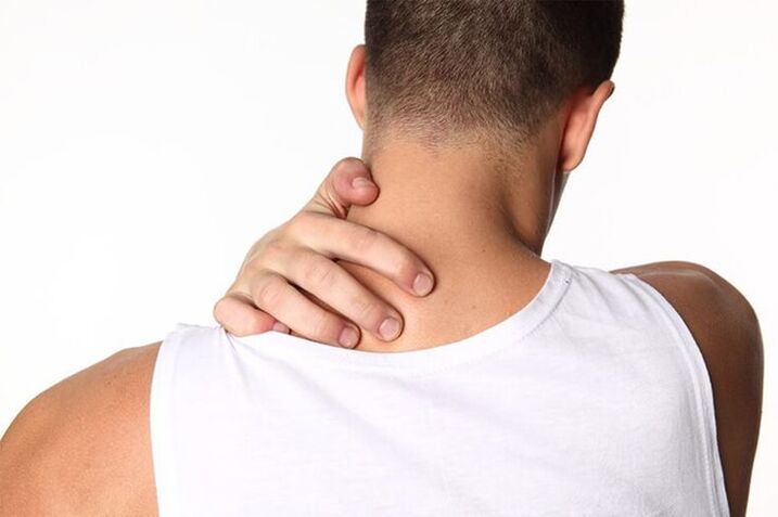 No primeiro estágio da osteocondrose da coluna cervical, surge desconforto no pescoço